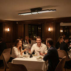 Lüks bir restoran masasında yemek yiyen arkadaş grubu üzerinde Cosmo Downlight Plafonyer aydınlatması.