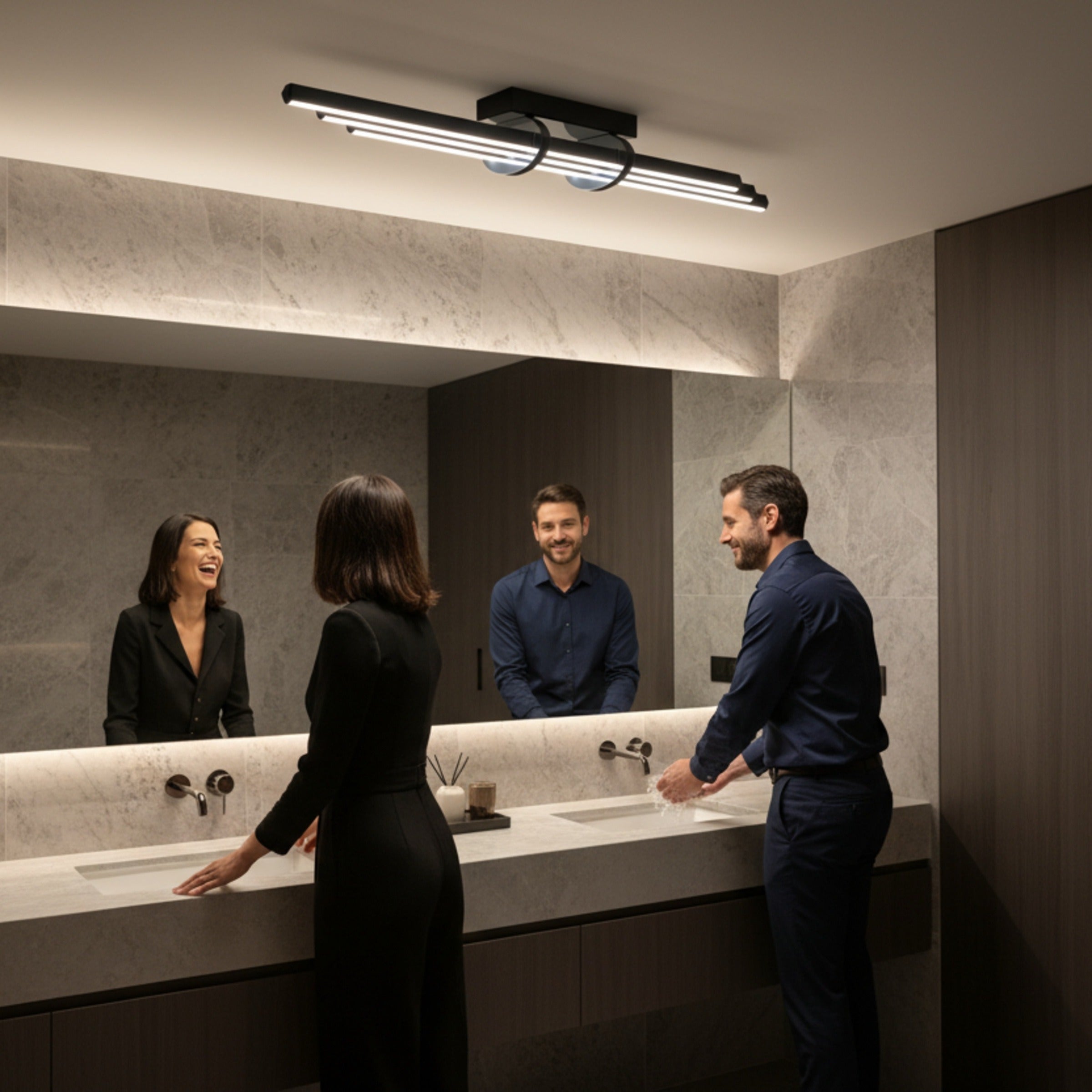 Lüks banyo dekorasyonu için Cosmo siyah plafonyer aydınlatma altında hazırlanan şık çift