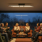 Kış bahçesinde Cosmo plafonyer altında çay içen mutlu aile ve dostlar topluluğu