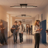 Okul koridorunda modern Cosmo downlight plafonyer aydınlatma altında yürüyen öğrenciler
