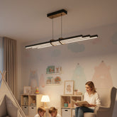 Çocuk odasında kitap okuyan anne ve çocuklar üzerinde Cosmo siyah modern lineer avize.