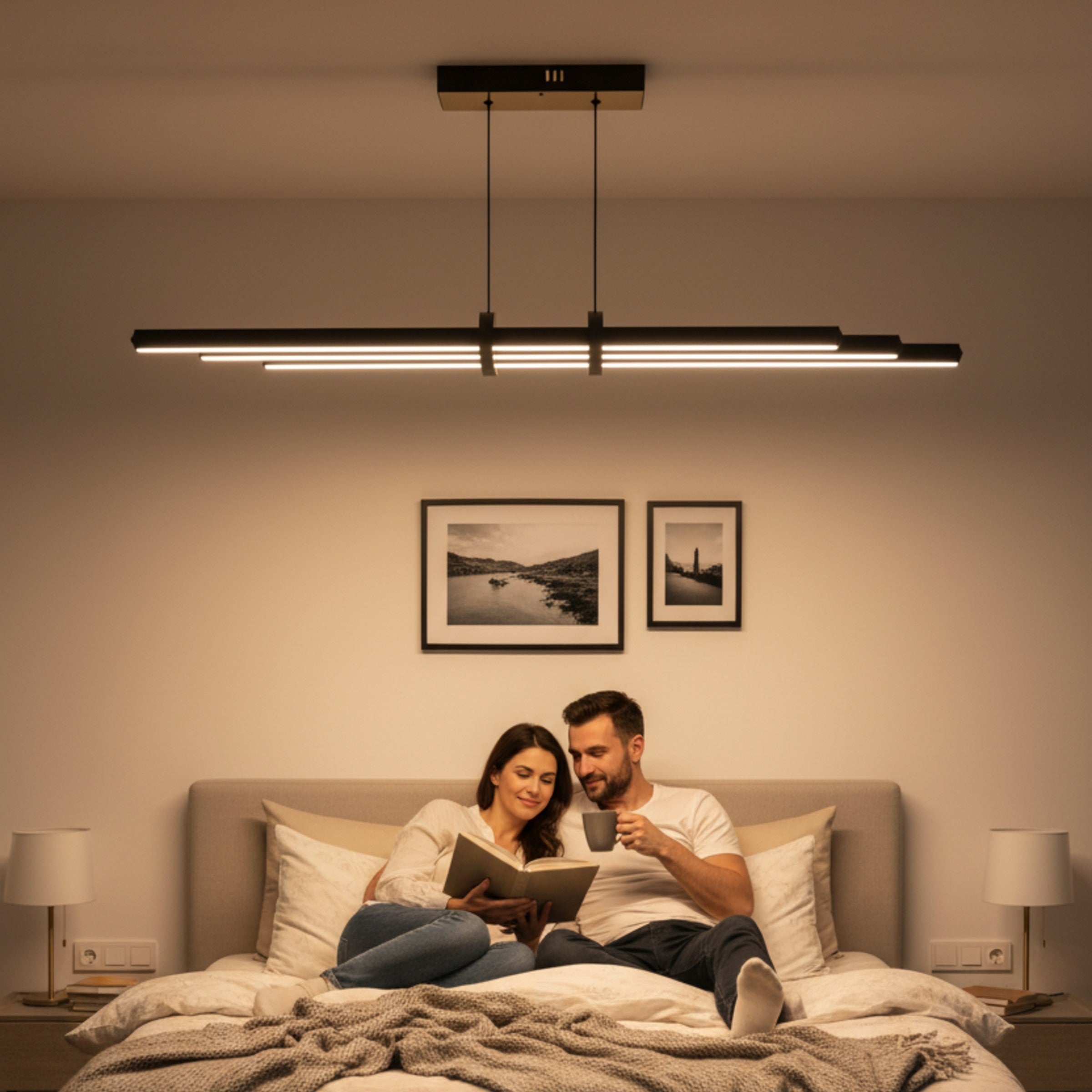Yatak odasında kitap okuyan çift için huzurlu ışık sağlayan Cosmo modern linear avize