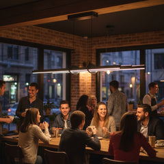 Cosmo Up & Down sarkıt avizenin sıcak cafe ortamında dostça sohbet eden insanlara eşlik eden şık görüntüsü.