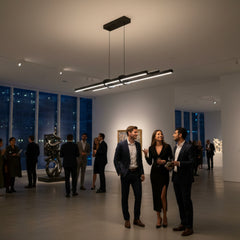 Modern bir sanat galerisinde Cosmo Up & Down çift yönlü sarkıt aydınlatma altında sohbet eden şık insanlar.