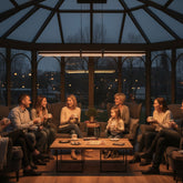 Kış bahçesi dekorasyonunda lüks atmosfer yaratan Cosmo up down sarkıt avize altında çay keyfi yapan aile.