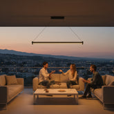 Gün batımında lüks bir balkon terasında modern Mira lineer led sarkıt avize altında sohbet eden insanlar.
