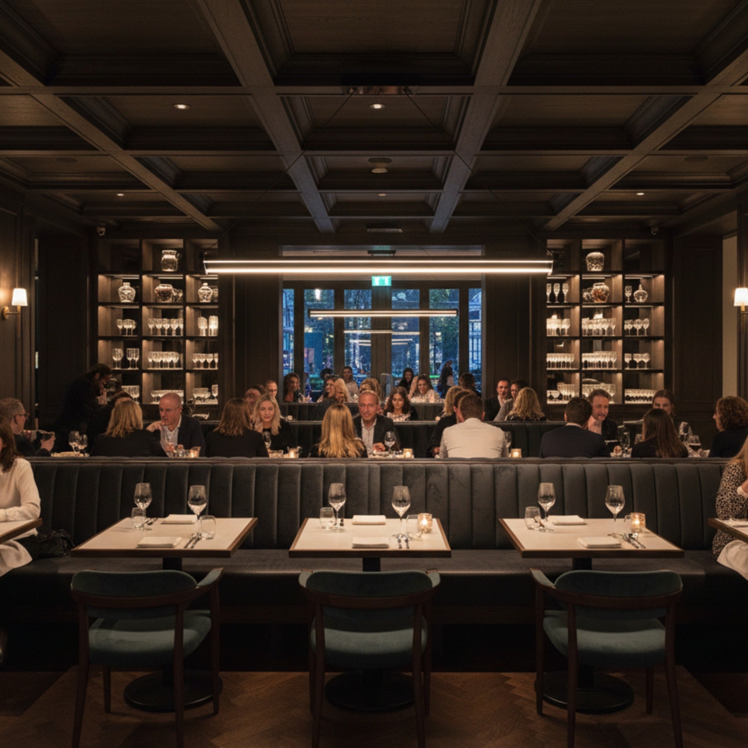 Mira siyah lineer led sarkıt avizenin lüks bir restoran salonunda masalar üzerinde yarattığı sıcak ve loş atmosfer