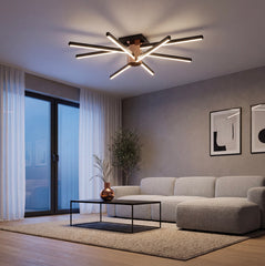 Gece atmosferinde şık bir oturma odasını aydınlatan lüks tasarımlı siyah mat plafonyer avize.