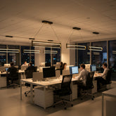 Gece mesaisindeki modern ofis çalışanları için göz yormayan Orion lineer led tavan aydınlatması