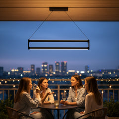 Gece balkon keyfinde dört kadının üzerinde asılı duran Orion modern lineer LED sarkıt avize