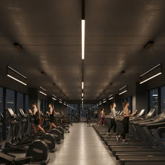 Orion modern lineer LED sarkıt avize ile geniş spor salonu aydınlatması.
