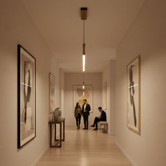 Lüks bir apartman holünde sıralanmış Orion modern lineer LED sarkıt avizelerle sanatsal aydınlatma atmosferi.