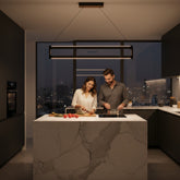 Mutfak adası üzerinde yemek hazırlayan çift için Orion modern lineer sarkıt aydınlatma.