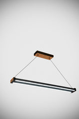 Enzo Light Vega serisi modern avizenin 100 cm boyundaki ince profil yapısı ve askı tellerinin perspektif görüntüsü.