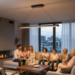 Modern bir salonda geniş aile toplantısı için Vega siyah lineer sarkıt aydınlatma kullanımı.