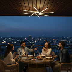 Şehir manzaralı terasta arkadaş toplantısına eşlik eden kumandalı dim edilebilir Zenit avize.