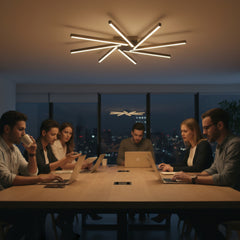 Gece toplantılarında odaklanmayı artıran Zenit modern LED tavan avizesi ve çalışma odası atmosferi.