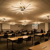 Zenit modern LED avize eğitim merkezinde geniş masalı çalışma alanını homojen şekilde aydınlatıyor.