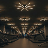 Modern spor salonu ve fitness alanlarında tavana enerji veren Pulsar LED lamba serisi.