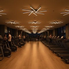 Modern gym aydınlatmasında Zenit siyah LED avize ile motivasyonu artıran sıcak ışık.