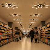 Lüks perakende alanlarında müşterilere eşlik eden Pulsar modern LED tavan plafonyerleri.