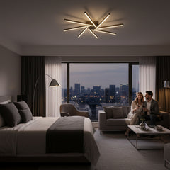 Gece manzaralı lüks otel odasında Zenit modern LED avize ve dinlenen çift.