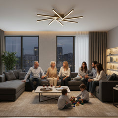 Modern bir salonda geniş aile toplantısını aydınlatan Zenit 8 kollu siyah LED tavan avizesi.
