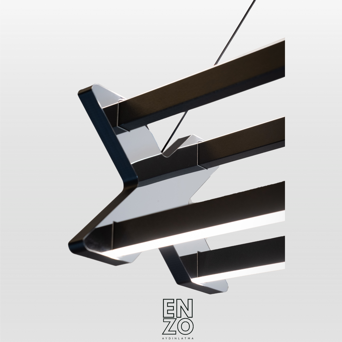 EnzoLight Model X: Benzersiz Form Lineer Sarkıt Avize Modern Lineer LED Sarkıt Avize - Ofis, Toplantı Odası ve Kafe Mekan Tasarım Görseli