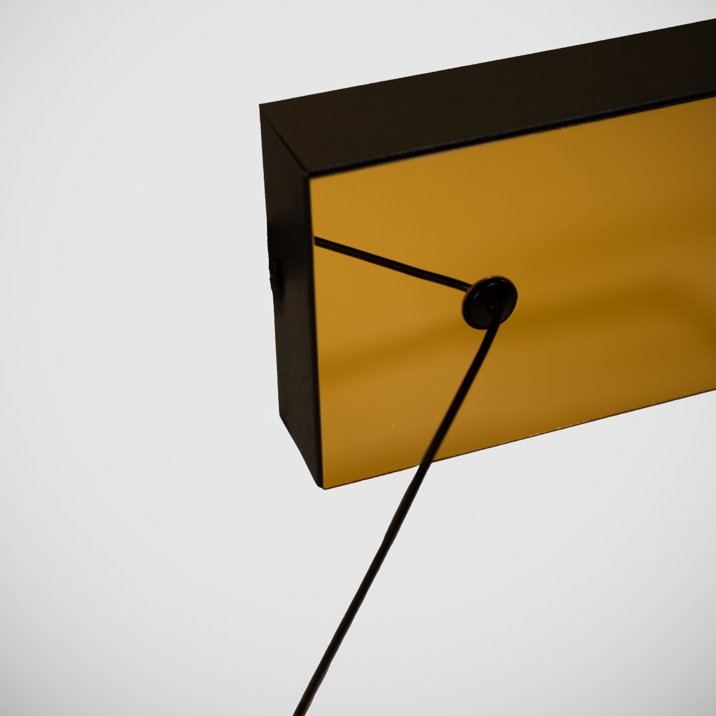 Orion avizenin tavan bağlantı aparatı siyah dikdörtgen kasası ve iç kısmındaki altın yansımalı premium detay çekimi.