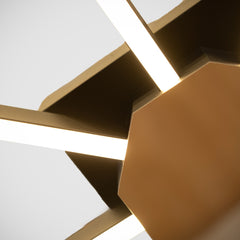 Enzo Light Pulsar serisi avizenin merkez gövde detayı ve kolların birleşim noktasındaki pürüzsüz siyah metal işçiliği.