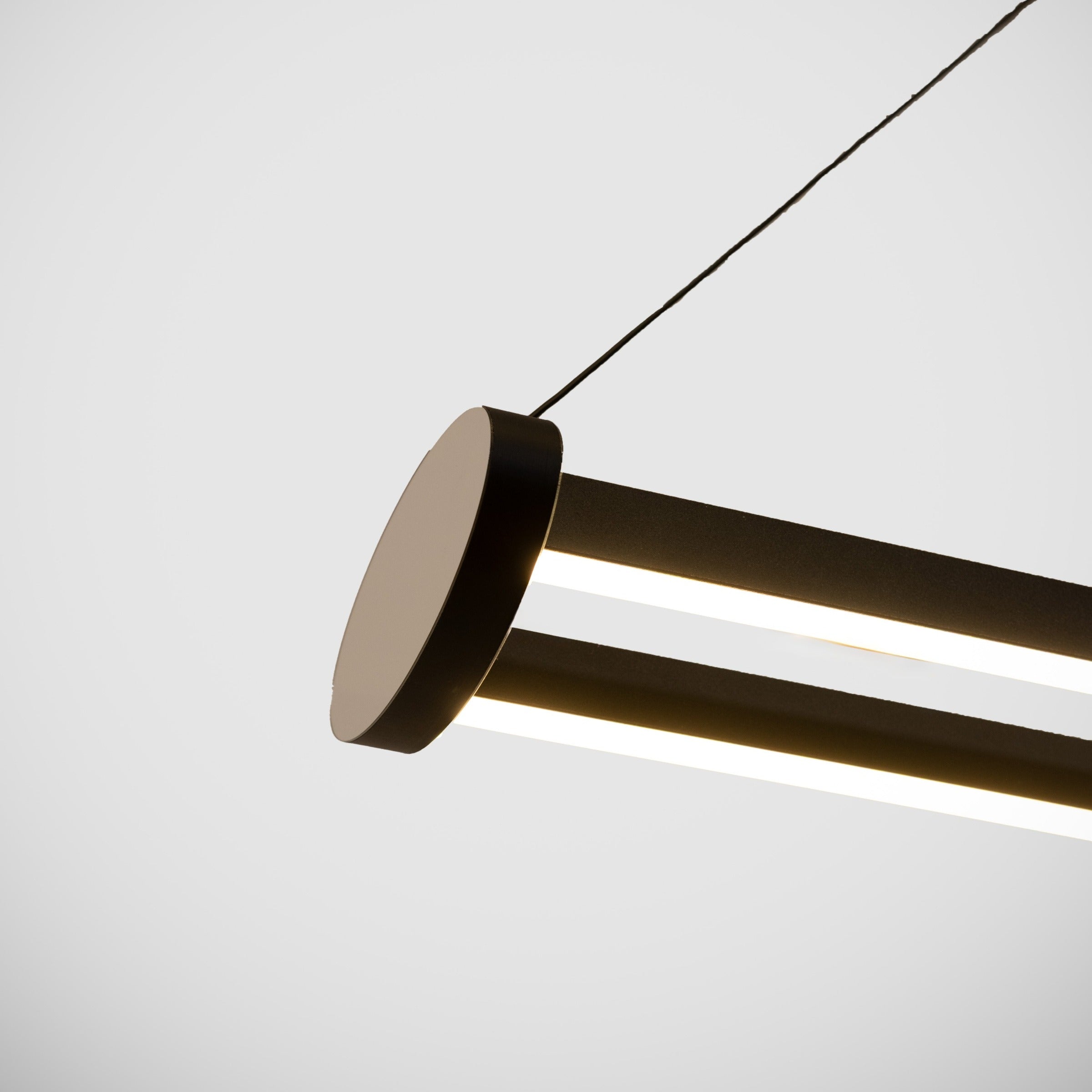 Mira serisi lineer aydınlatmanın ışığı yumuşatan difüzör yapısı ve şık sonlandırma başlığının yakın çekimi