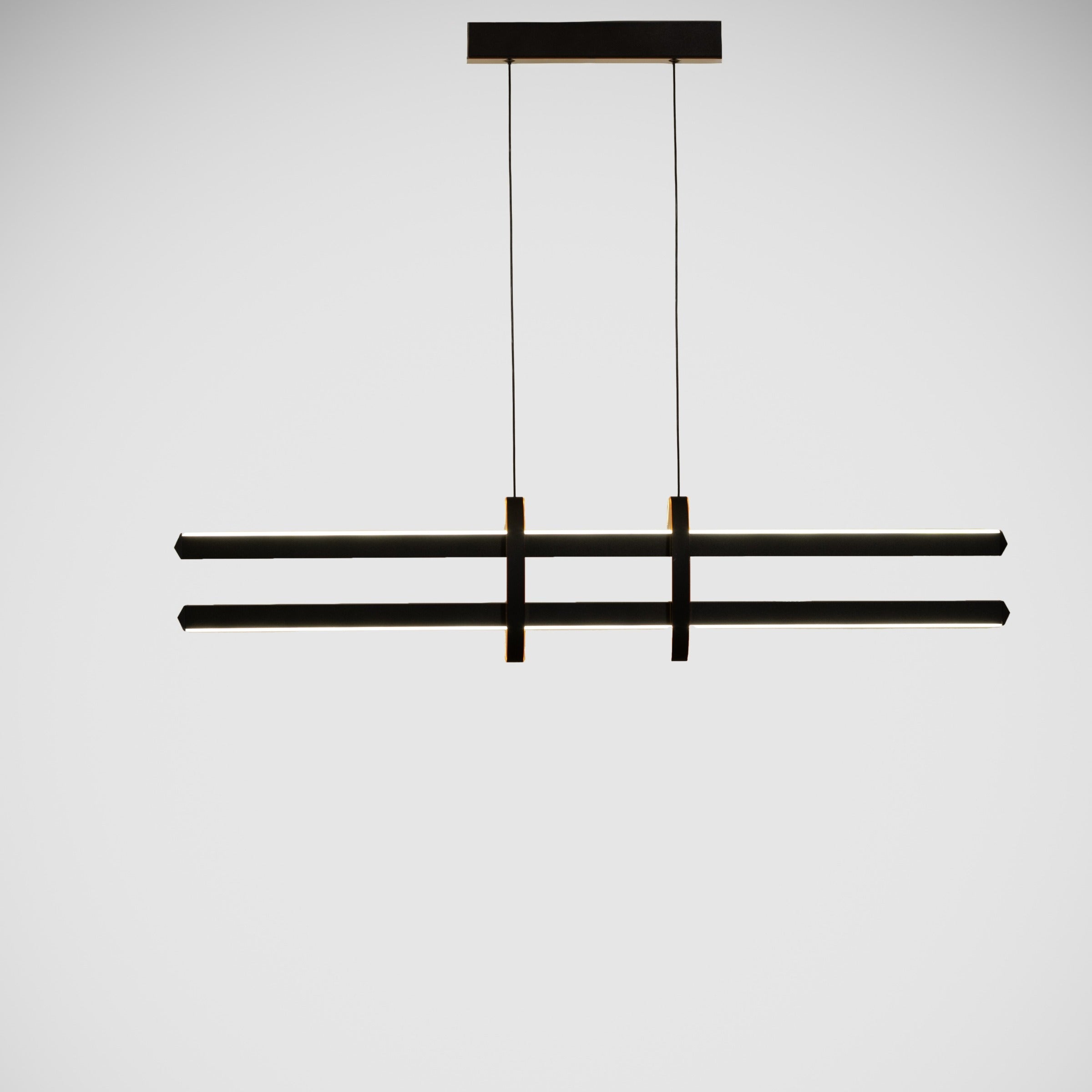 Minimalist dekorasyonla uyumlu mat siyah lineer LED aydınlatma sistemi ve şık tavan askı aparatı detayları.