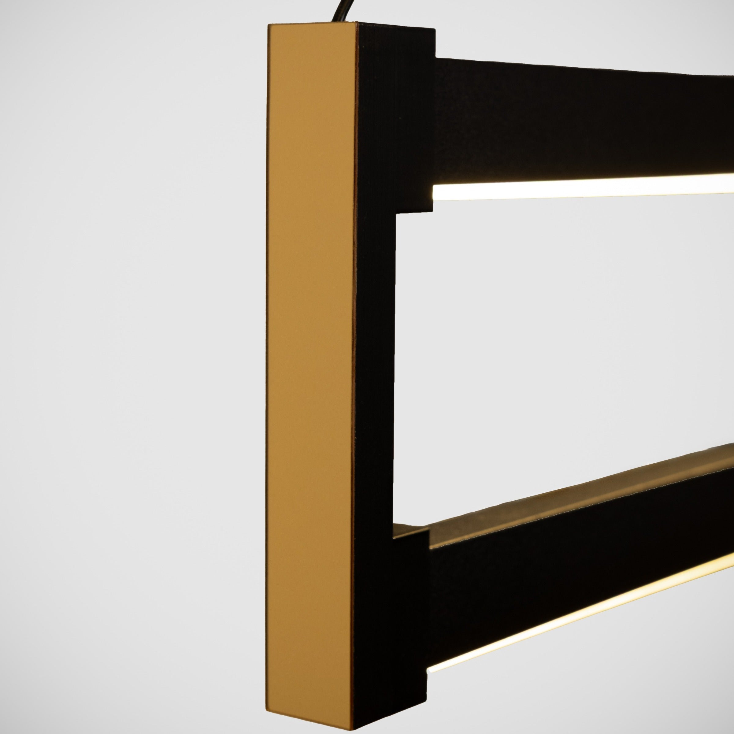 Tasarım detaylarıyla fark yaratan Orion lineer avizenin yan profilindeki aynalı gold kaplama ve dikey hatların netliği.