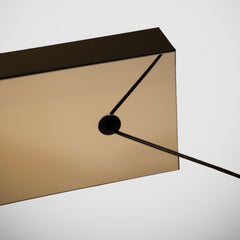 Mira lineer avizenin tavana bağlantı sağlayan siyah dikdörtgen rozans ve kablo çıkış noktası