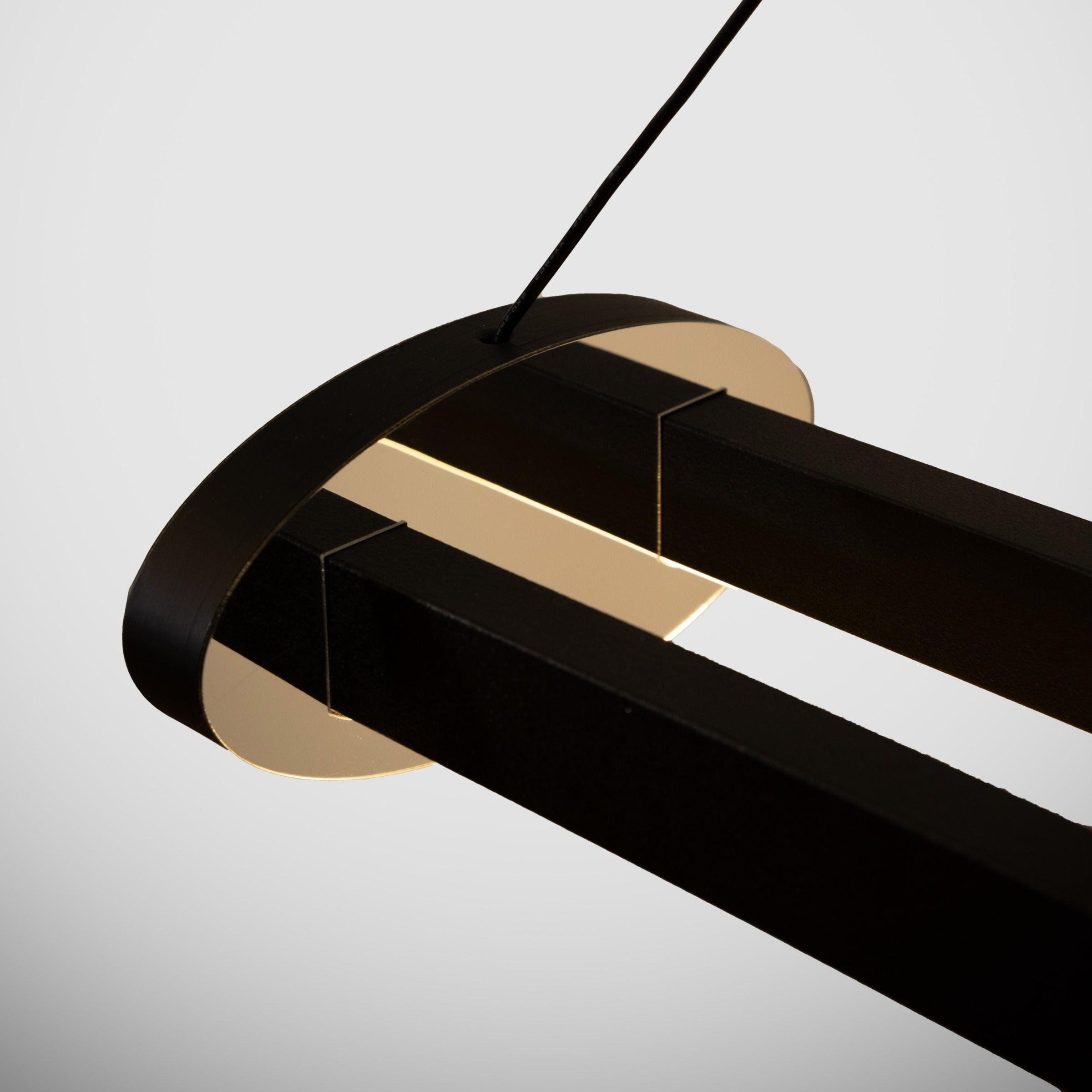 Mira modern led avizenin siyah mat metal gövdesi ile ışık difüzörü arasındaki kusursuz birleşim