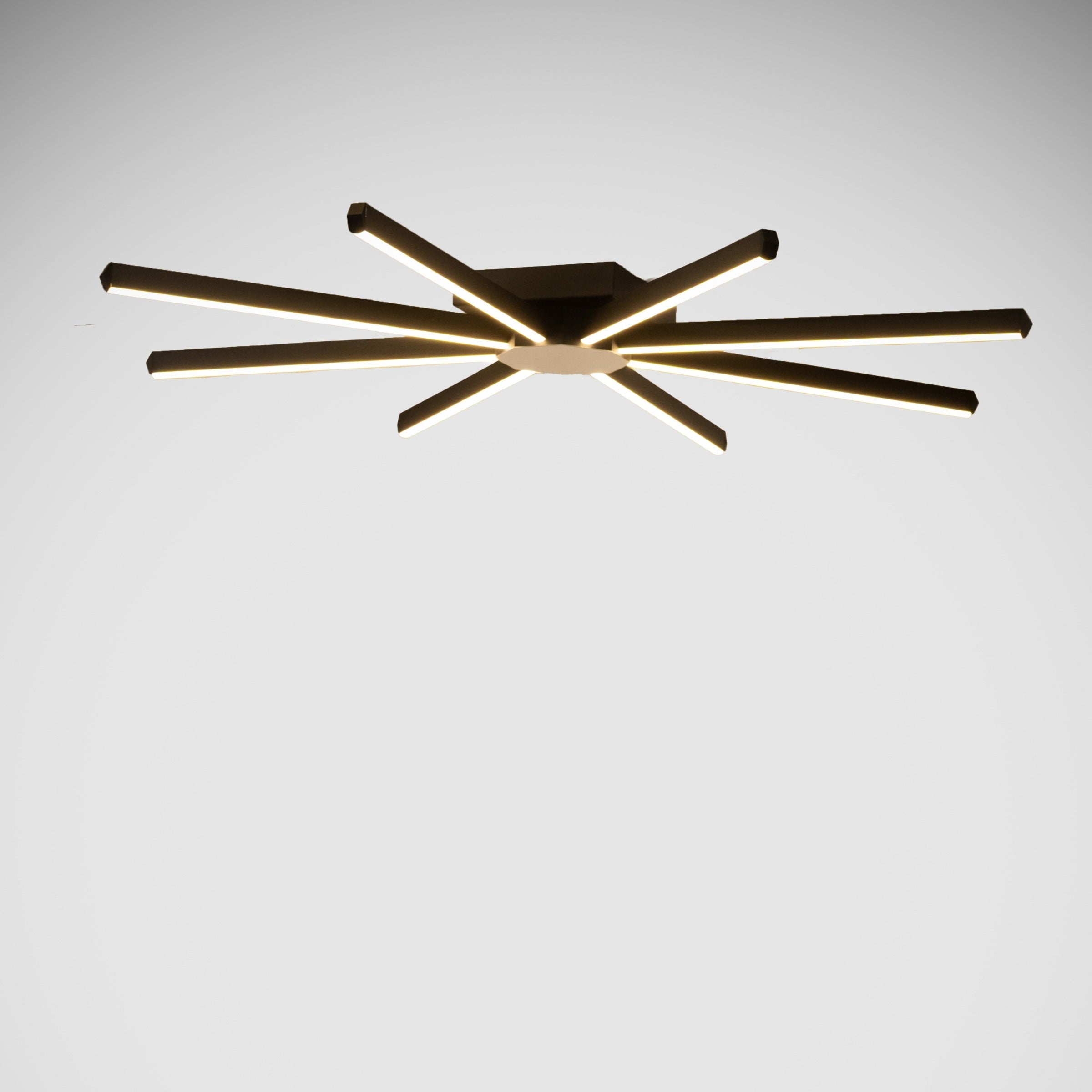 Pulsar serisi siyah 8 kollu modern led tavan avizesi aşağı ışık veren radyal tasarımıyla modern iç mekan tavanında.