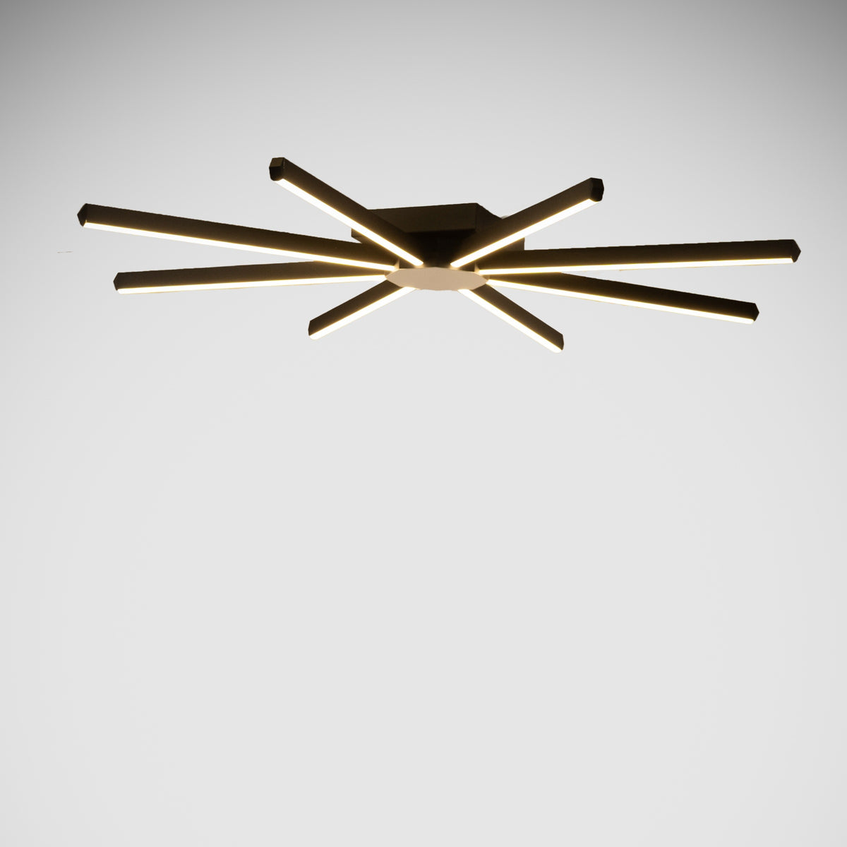 Pulsar serisi siyah 8 kollu modern led tavan avizesi aşağı ışık veren radyal tasarımıyla modern iç mekan tavanında.