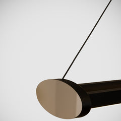 Modern iç mekan için tasarlanan Mira avizenin yan kapak ve ince kablo bağlantısının minimalist detayı