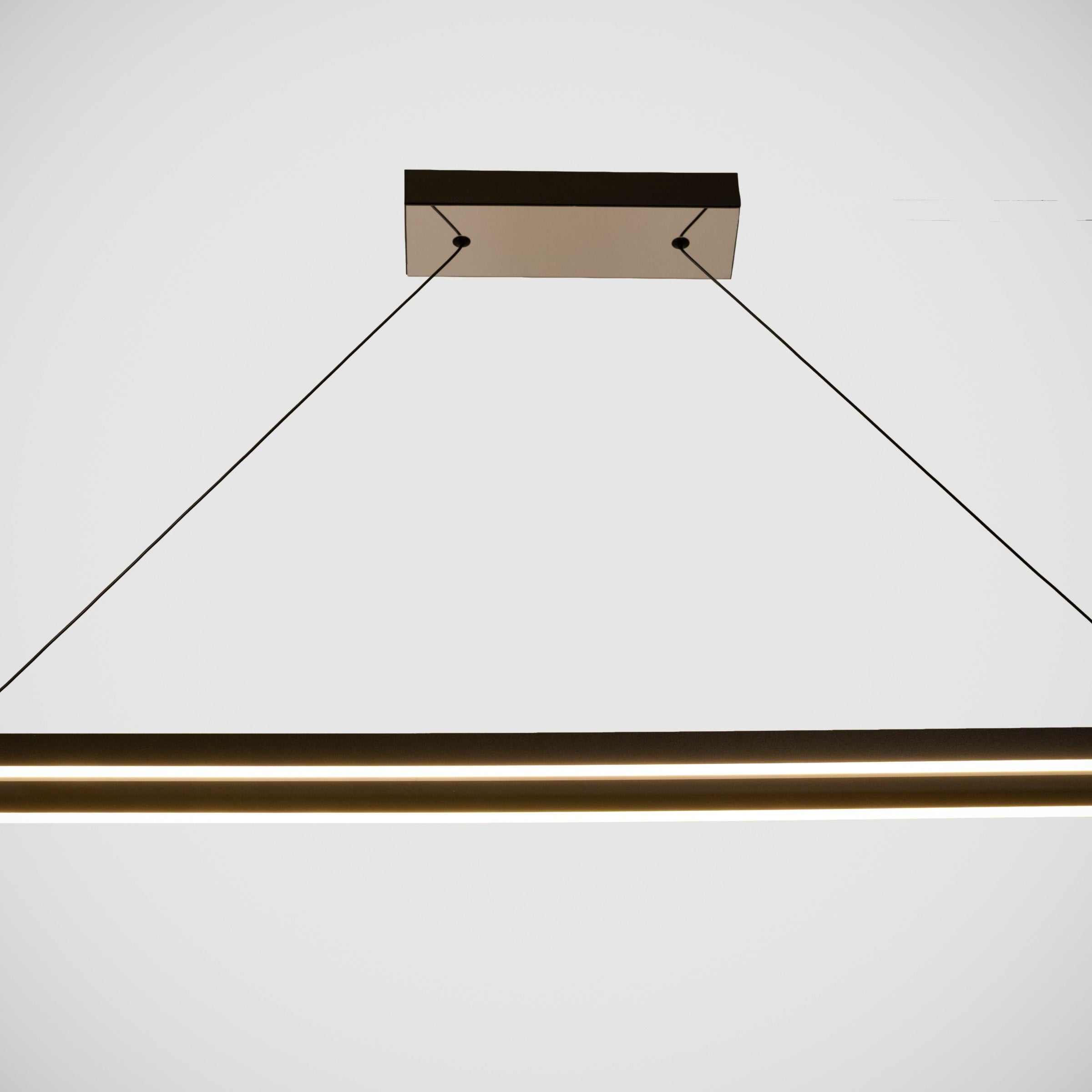 Modern iç mekanlarda masanın üzerine asılan Mira serisi uzun lineer sarkıt aydınlatmanın tam profili