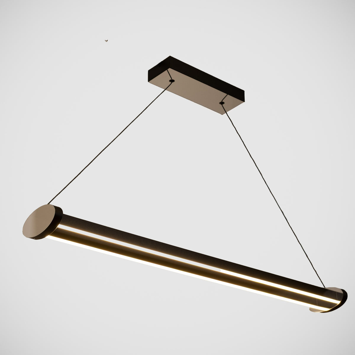 Mira Modern Lineer Sarkıt Avize siyah ince gövde ve aşağı yönlü led ışık detaylı çapraz görünüm