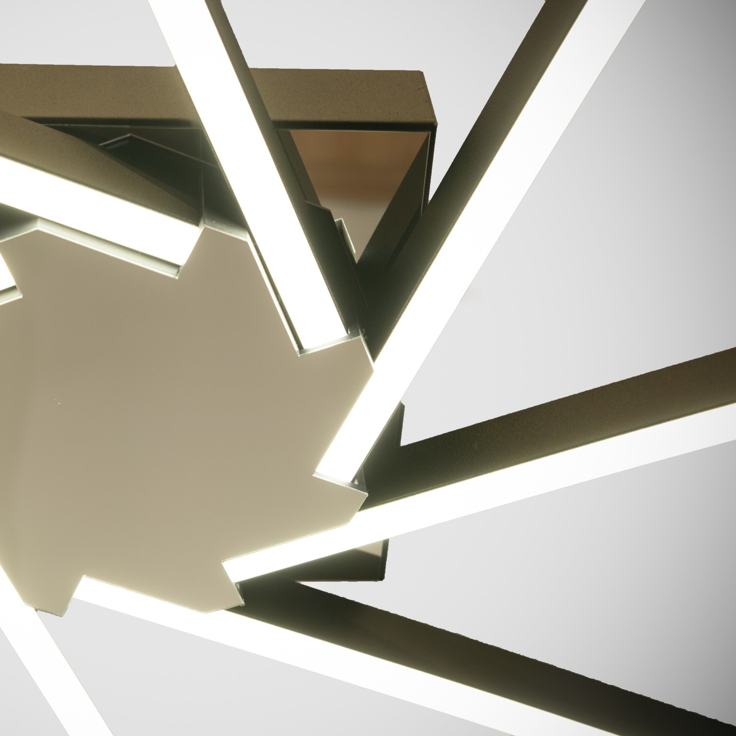 Zenit avizenin merkezindeki yıldız formlu bağlantı tablası ve siyah mat yüzey detayları