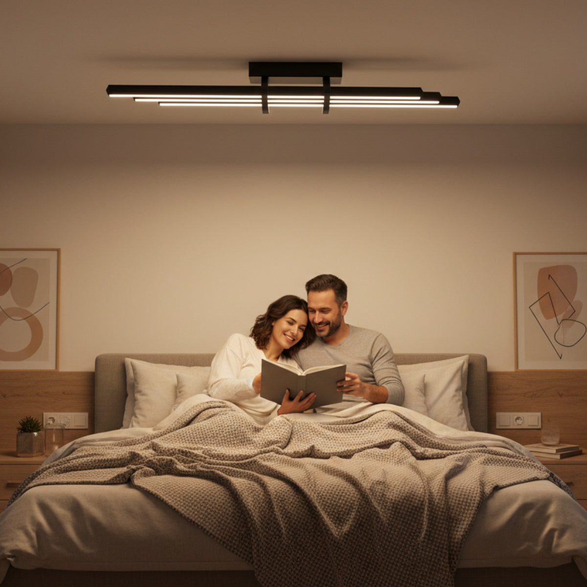 Yatak odasında kitap okuyan çiftin üzerinde parlayan siyah Cosmo Downlight Plafonyer aydınlatma.