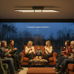 Kış bahçesinde Cosmo plafonyer altında çay içen mutlu aile ve dostlar topluluğu