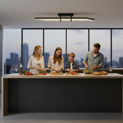 Modern bir mutfak adası üzerinde konumlandırılmış siyah Cosmo plafonyer avize altında yemek hazırlayan mutlu bir aile.