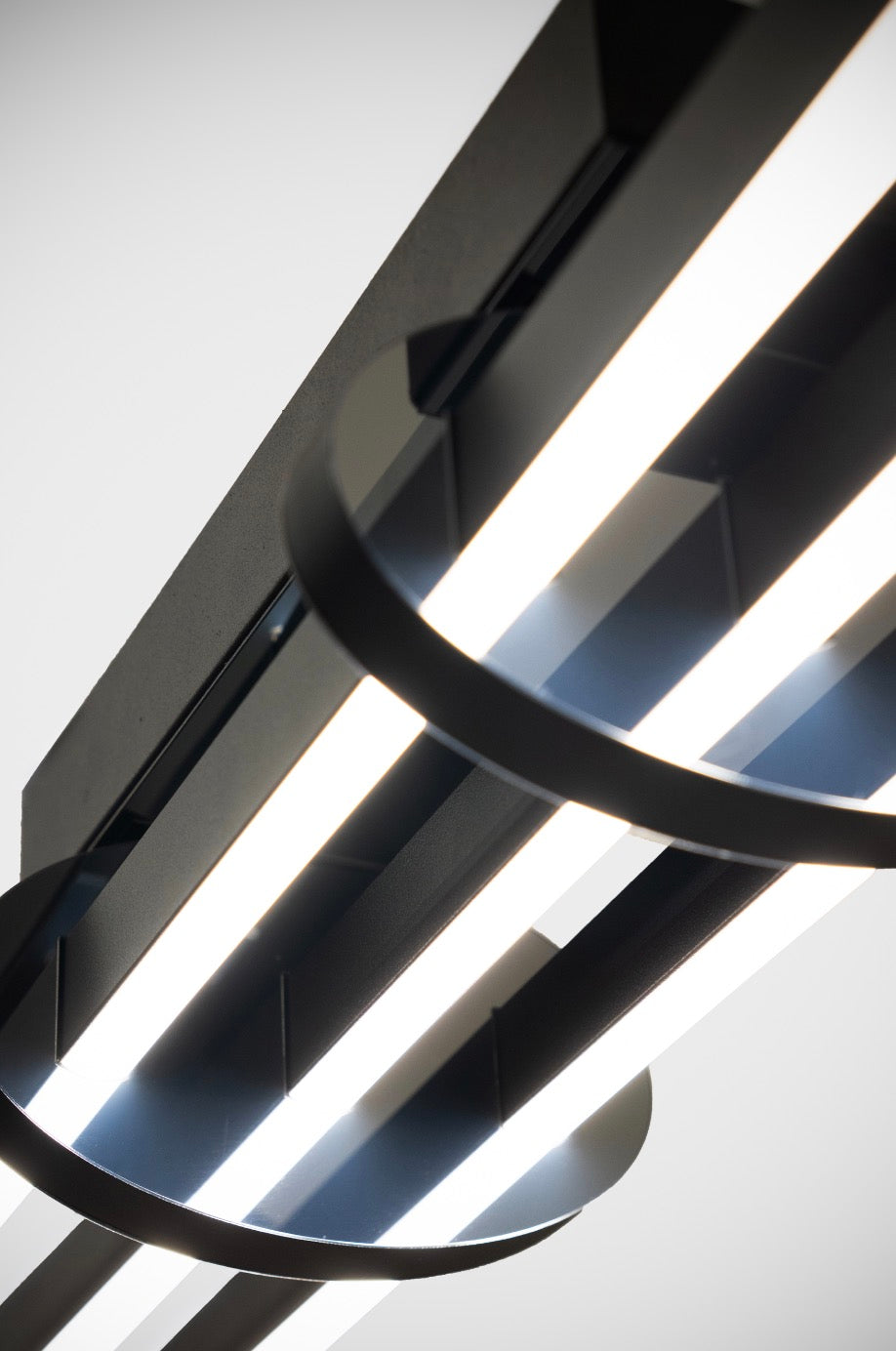 EnzoLight Cosmo Downlight Plafonyer Tavana Sıfır Plafonyer LED Avize - Modern Salon ve Yemek Masası Uygulama Görseli
