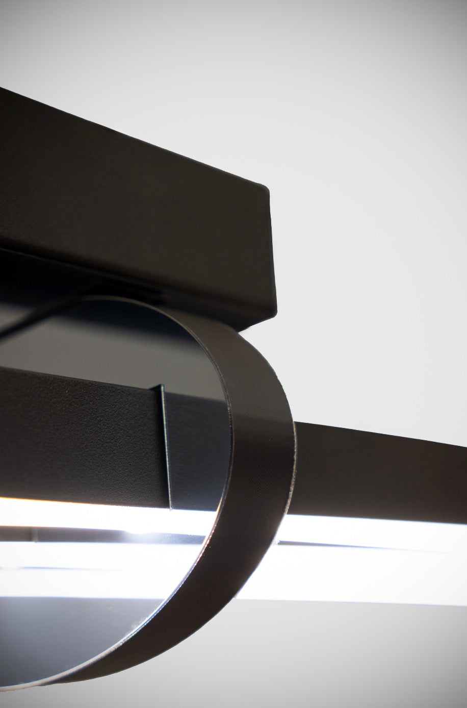 Premium kalite siyah fırın boyalı metal halka detayıyla Cosmo mimari tavan aydınlatma.