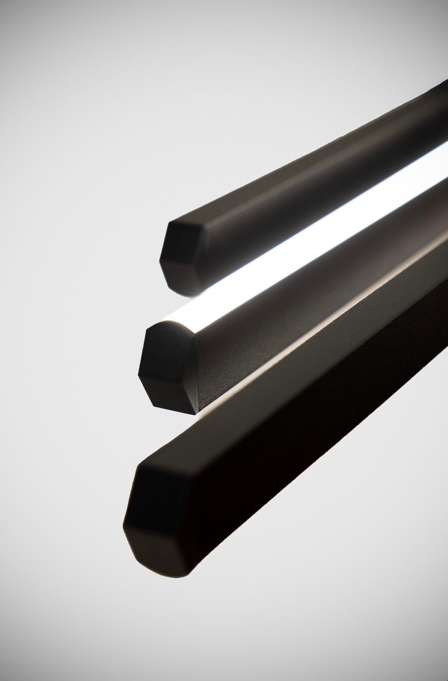 Siyah metal gövdeli Cos mo Up & Down mo delinin geometrik uç kapaklarının ve pre mium malzeme kalitesinin makro görüntüsü.