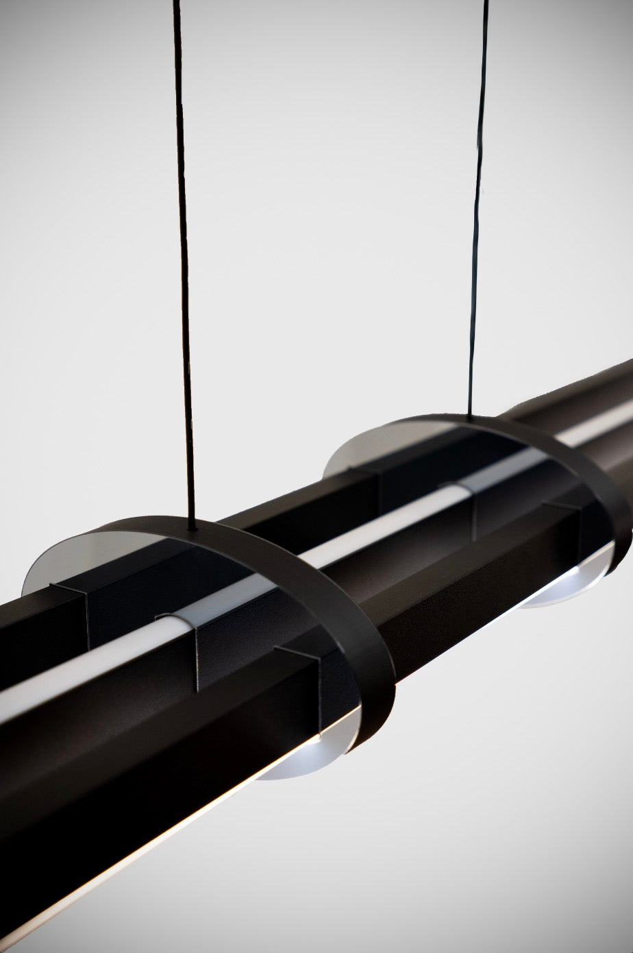 EnzoLight Cosmo Up & Down Sarkıt Modern Lineer LED Sarkıt Avize - Modern Salon ve Yemek Masası Uygulama Görseli