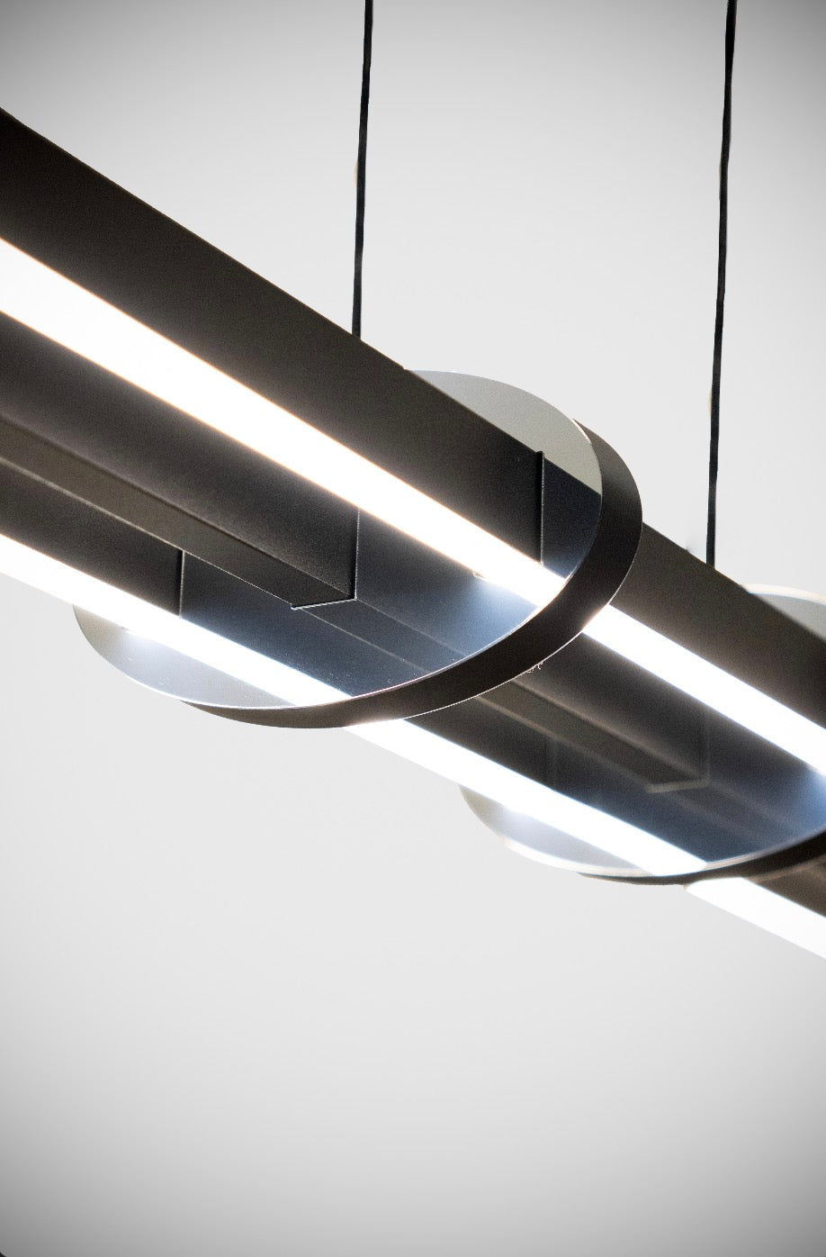 EnzoLight Cosmo Up & Down Sarkıt Modern Lineer LED Sarkıt Avize - Modern İç Mekan Yaşam Alanı Dekorasyon Görseli
