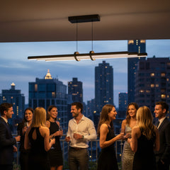 Gece şehir manzarasında lüks balkon partilerini aydınlatan Cosmo Downlight sarkıt avize.